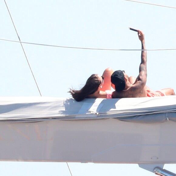 Semi-Exclusif - Lewis Hamilton en compagnie d'une mystérieuse jeune femme à bord d'un bateau à Saint-Tropez, le 20 juillet 2016.