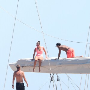 Semi-Exclusif - Lewis Hamilton en compagnie d'une mystérieuse jeune femme à bord d'un bateau à Saint-Tropez, le 20 juillet 2016.