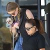 Exclusif - Amber Heard avec son petit chien dans les bras, sort de la boutique "Barneys New York" à Beverly Hills. Los Angeles, le 12 juillet 2016.