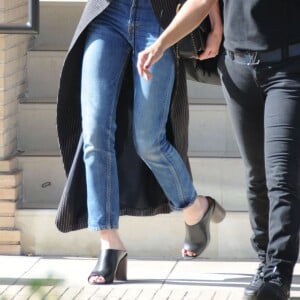 Exclusif - Amber Heard avec son petit chien dans les bras et accompagnée d'un garde du corps, sort de la boutique "Barneys New York" à Beverly Hills. Los Angeles, le 12 juillet 2016.