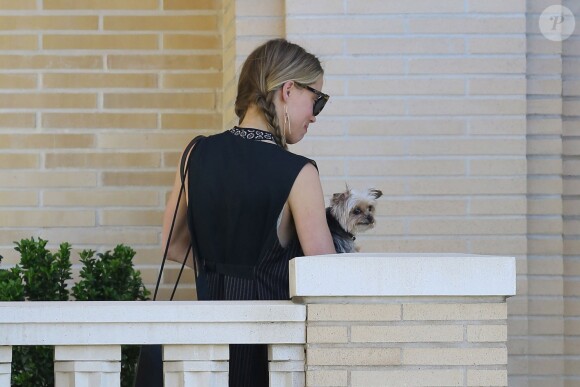 Exclusif - Amber Heard avec son petit chien dans les bras à Beverly Hills. Los Angeles, le 12 juillet 2016.