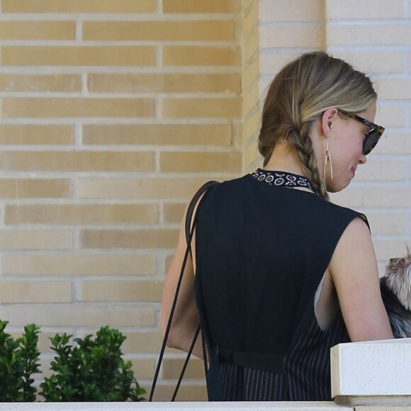 Exclusif - Amber Heard avec son petit chien dans les bras à Beverly Hills. Los Angeles, le 12 juillet 2016.