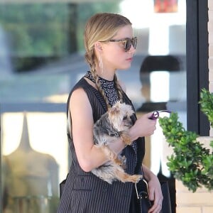 Exclusif - Amber Heard avec son petit chien dans les bras et accompagnée d'un garde du corps, sort de la boutique "Barneys New York" à Beverly Hills. Los Angeles, le 12 juillet 2016.