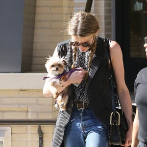 Exclusif - Amber Heard avec son petit chien dans les bras et accompagnée d'un garde du corps, sort de la boutique "Barneys New York" à Beverly Hills. Los Angeles, le 12 juillet 2016.