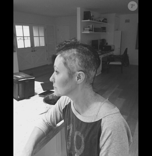 Shannen Doherty, atteinte d'un cancer, se rasant le crâne dans des photos dévoilées le 22 juillet 2016.