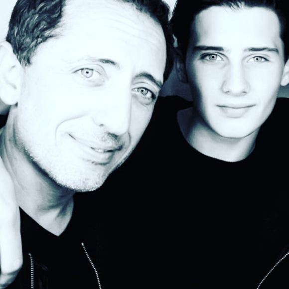 Gad Elmaleh pose avec son fils Noé (photo postée le 24 juillet 2016)