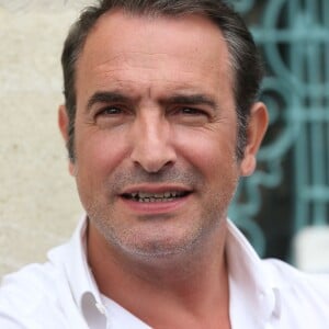 Jean Dujardin - Jean Dujardin et sa compagne Nathalie Péchalat à l'inauguration du cinéma communal Jean Dujardin à Lesparre-Médoc accompagné de ses parents le 27 juin 2015.