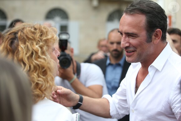 Jean Dujardin et sa compagne Nathalie Péchalat à l'inauguration du cinéma communal Jean Dujardin à Lesparre-Médoc accompagné de ses parents le 27 juin 2015.