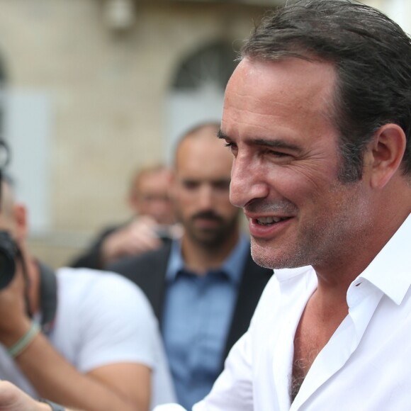 Jean Dujardin et sa compagne Nathalie Péchalat à l'inauguration du cinéma communal Jean Dujardin à Lesparre-Médoc accompagné de ses parents le 27 juin 2015.
