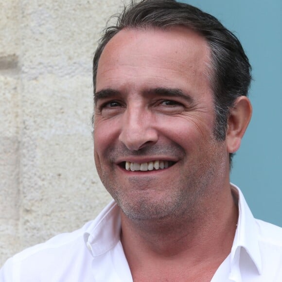 Jean Dujardin à l'inauguration du cinéma communal Jean Dujardin à Lesparre-Médoc accompagné de ses parents le 27 juin 2015.