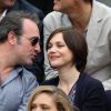 Jean Dujardin et sa compagne Nathalie Péchalat dans les tribunes de la finale homme des internationaux de France de Roland Garros à Paris le 5 juin 2016. Moreau-Jacovides / Bestimage