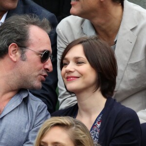 Jean Dujardin et sa compagne Nathalie Péchalat dans les tribunes de la finale homme des internationaux de France de Roland Garros à Paris le 5 juin 2016. Moreau-Jacovides / Bestimage