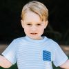 Le prince George de Cambridge assis sur la balançoire en bois de chêne fabriquée par The Oak & Rope Company à l'occasion du mariage du prince William et de Kate Middleton en 2011, à Anmer Hall mi-juillet devant le photographe Matt Porteous, qui a réalisé les portraits de son 3e anniversaire diffusés le jour J, le 22 juillet 2016.