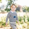 Le prince George de Cambridge à Anmer Hall mi-juillet 2016 devant le photographe Matt Porteous, qui a réalisé les portraits de son 3e anniversaire diffusés le jour J, le 22 juillet 2016.