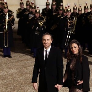 Le DJ David Guetta et sa compagne Jessica Ledon arrivent au dîner d'état donné en l'honneur du président cubain Raul Castro au palais de l'Elysée à Paris, le 1er février 2016.