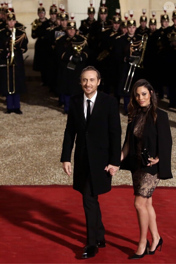 Le DJ David Guetta et sa compagne Jessica Ledon arrivent au dîner d'état donné en l'honneur du président cubain Raul Castro au palais de l'Elysée à Paris, le 1er février 2016.