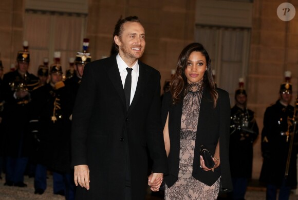 Le DJ David Guetta et sa compagne Jessica Ledon arrivent au dîner d'état donné en l'honneur du président cubain Raul Castro au palais de l'Elysée à Paris, le 1er février 2016.