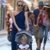 La mannequin russe Natasha Poly (Natalya Sergeyevna Polevchtchikova) se promène avec sa fille, Aleksandra Christina Bakker, dans les rues de Saint-Tropez, France, le 26 juillet 2016. © Agence/Bestimage