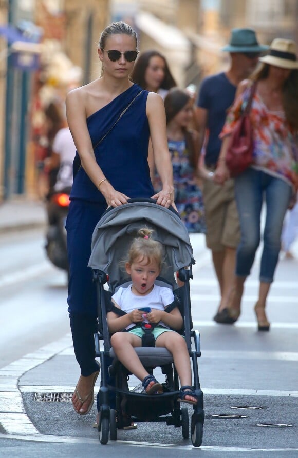 La mannequin russe Natasha Poly (Natalya Sergeyevna Polevchtchikova) se promène avec sa fille, Aleksandra Christina Bakker, dans les rues de Saint-Tropez, France, le 26 juillet 2016. © Agence/Bestimage