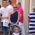 La mannequin russe Natasha Poly (Natalya Sergeyevna Polevchtchikova) se promène avec sa fille, Aleksandra Christina Bakker, dans les rues de Saint-Tropez, France, le 26 juillet 2016. © Agence/Bestimage