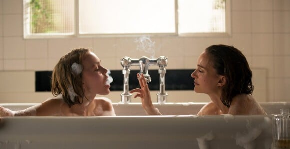 Natalie Portman et Lily-Rose Depp dans une baignoire pour Planetarium.