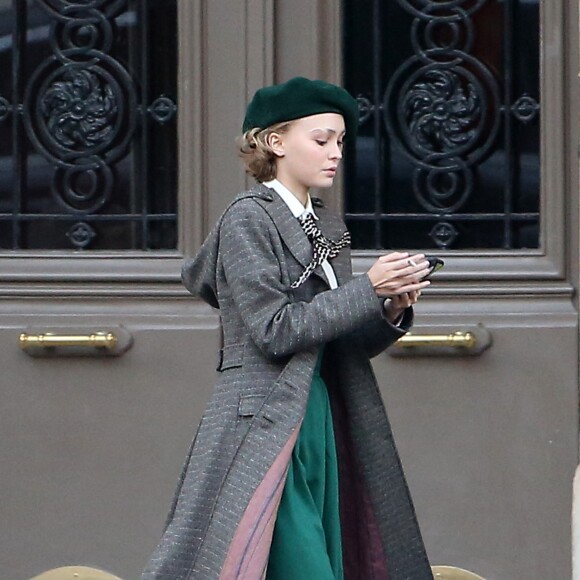Exclusif - Lily-Rose Depp fait ses premiers pas d'actrice sur le tournage de "Planetarium" à Paris le 29 septembre 2015. La fille de Johnny Depp et Vanessa Paradis partage l'affiche du film de Rebecca Zlotowski avec l'actrice Natalie Portman.