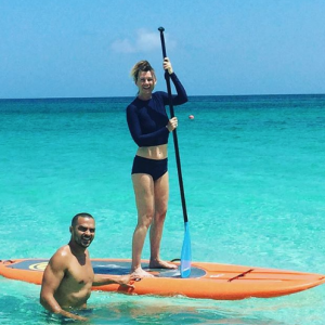 Ellen Pompeo fait du paddle, en vacances avec Jesse Williams. Photo publiée sur Instagram au début du mois de juillet 2016