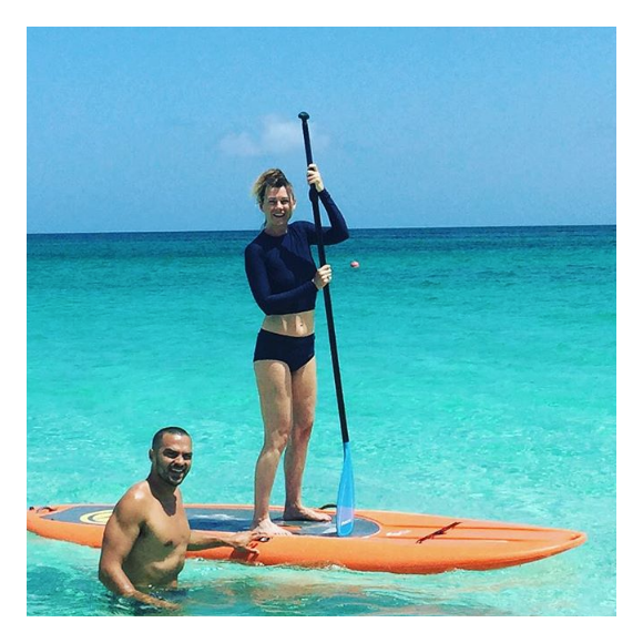 Ellen Pompeo fait du paddle, en vacances avec Jesse Williams. Photo publiée sur Instagram au début du mois de juillet 2016