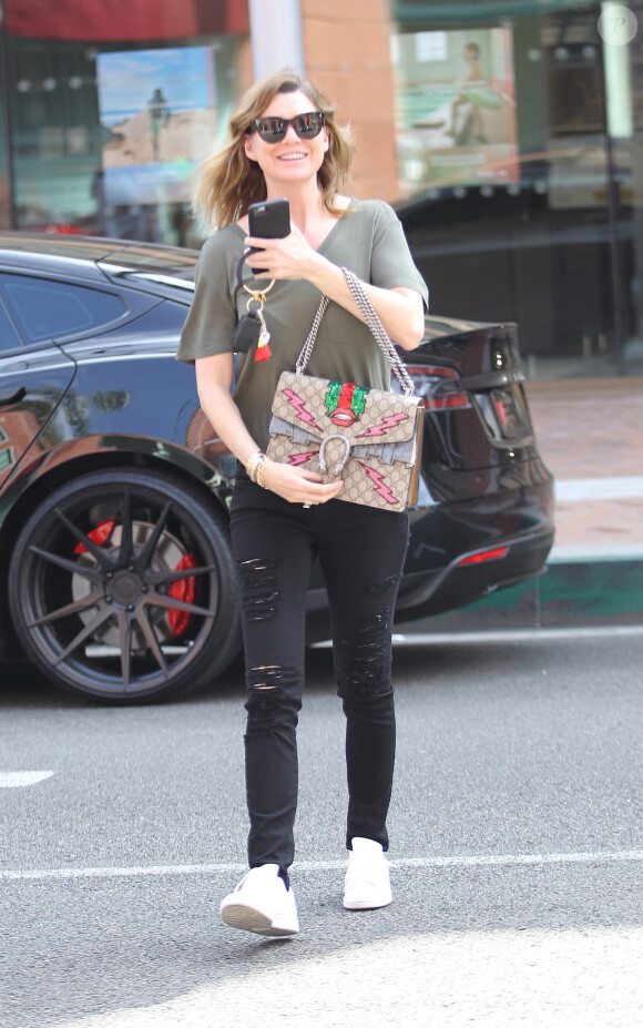Exclusif - Ellen Pompeo se promène dans les rues de Beverly Hills. Elle porte un sac de la marque Gucci. Le 19 mai 2016