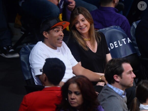 Ellen Pompeo et son mari Chris Ivery assistent au match de basket des Lakers contre les Golden State Warriors à Los Angeles le 23 décembre 2014.