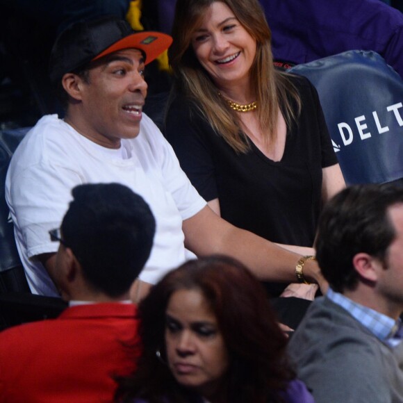 Ellen Pompeo et son mari Chris Ivery assistent au match de basket des Lakers contre les Golden State Warriors à Los Angeles le 23 décembre 2014.