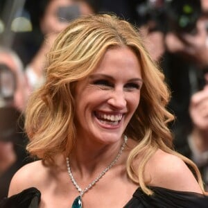 Julia Roberts - Descente des marches du film "Money Monster" lors du 69e Festival International du Film de Cannes. Le 12 mai 2016. © Giancarlo Gorassini/Bestimage