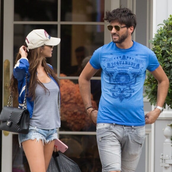 Exclusif - Nabilla Benattia et son compagnon Thomas Vergara déjeunent chez "Pizza Pino" sur les Champs Elysées et vont faire du shopping sur l'Avenue Montaigne avec leur chien Pita à Paris, France, le 21 juillet 2016. © Agence/Bestimage