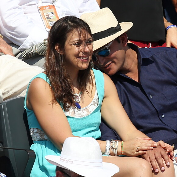 Marion Bartoli et son compagnon (voir vendeurs) très amoureux dans les tribunes lors de la demi-finale des Internationaux de tennis de Roland-Garros à Paris, le 5 juin 2015.