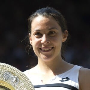 Marion Bartoli a remporte son tout premier succes en grand chelem en disposant de l'Allemande Sabine Lisicki 6-1, 6-4 en finale de Wimbledon a Londres Le 6 juillet 2013