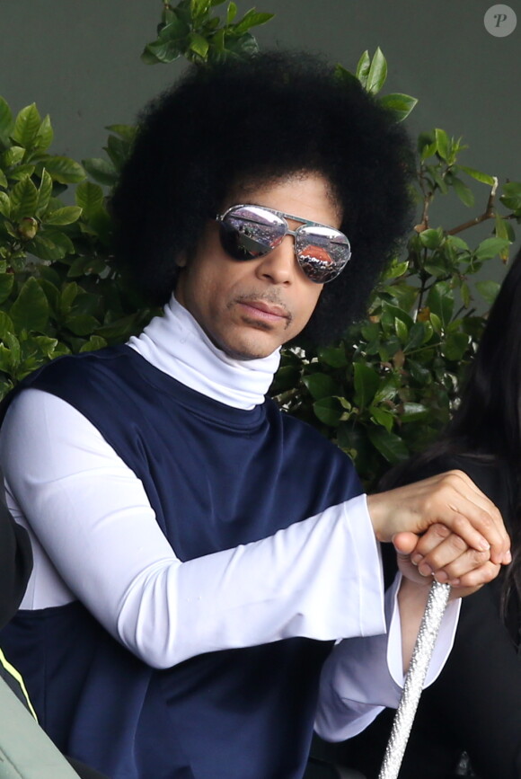 Le chanteur Prince assiste au match entre Rafael Nadal et Dusan Lajovic lors des Internationaux de France de tennis de Roland Garros à Paris, le 2 juin 2014.