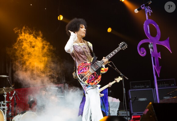 Le chanteur Prince en concert à Manchester. Le 16 mai 2014