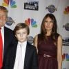 Donald Trump avec sa femme Melania Trump et leur fils Barron Trump lors de la soirée de la série "The Celebrity Apprentice" à New York le 18 février 2015