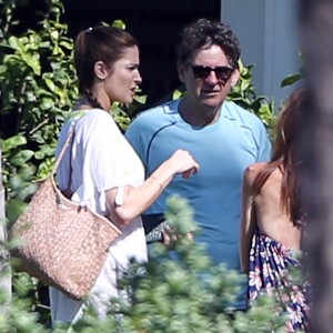 Stephanie Seymour et son mari Peter Brant - Exclusif - Stephanie Seymour se promène dans les rues de Maui, pendant ses vacances. Le 20 décembre 2014  For Germany Call for price - Exclusive... 51612041 Model Stephanie Seymour spotted out and about in Maui, Hawaii on December 20, 2014. Stephanie was hanging out with friends and even watching a movie on her iPad during her holiday vacation.20/12/2014 - Maui