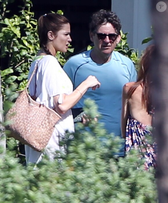 Stephanie Seymour et son mari Peter Brant - Exclusif - Stephanie Seymour se promène dans les rues de Maui, pendant ses vacances. Le 20 décembre 2014  For Germany Call for price - Exclusive... 51612041 Model Stephanie Seymour spotted out and about in Maui, Hawaii on December 20, 2014. Stephanie was hanging out with friends and even watching a movie on her iPad during her holiday vacation.20/12/2014 - Maui