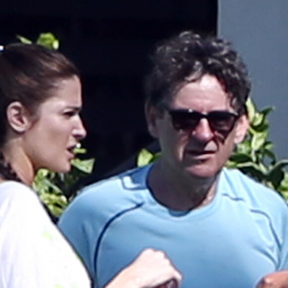 Stephanie Seymour et son mari Peter Brant - Exclusif - Stephanie Seymour se promène dans les rues de Maui, pendant ses vacances. Le 20 décembre 2014  For Germany Call for price - Exclusive... 51612041 Model Stephanie Seymour spotted out and about in Maui, Hawaii on December 20, 2014. Stephanie was hanging out with friends and even watching a movie on her iPad during her holiday vacation.20/12/2014 - Maui