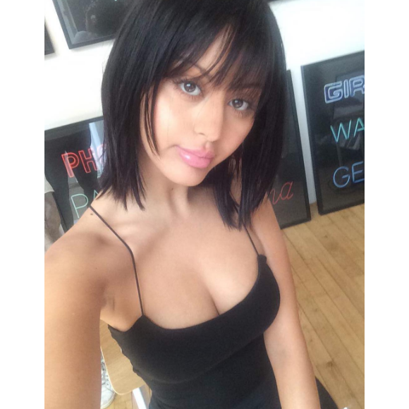 Zahia Dehard dans les coulisses de son shooting photo pour le magazine Cash. La jeune femme a dévoilé un nouveau look et une nouvelle coupe de cheveux qui a divisé les internautes qui l'ont comparée à Nabilla. Photo publiée sur Instagram, le 31 juillet 2016