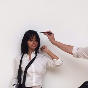 Zahia Dehard dans les coulisses de son shooting photo pour le magazine Cash. La jeune femme a dévoilé un nouveau look et une nouvelle coupe de cheveux qui a divisé les internautes qui l'ont comparée à Nabilla. Photo publiée sur Instagram, le 31 juillet 2016