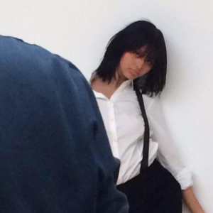 Zahia Dehard dans les coulisses de son shooting photo pour le magazine Cash. La jeune femme a dévoilé un nouveau look et une nouvelle coupe de cheveux qui a divisé les internautes qui l'ont comparée à Nabilla. Photo publiée sur Instagram, le 31 juillet 2016