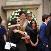 Maria Diamante Marzotto soutenue par des proches aux obsèques de sa mère Marta Marzotto en l'église Sant'Angelo à Milan le 1er août 2016