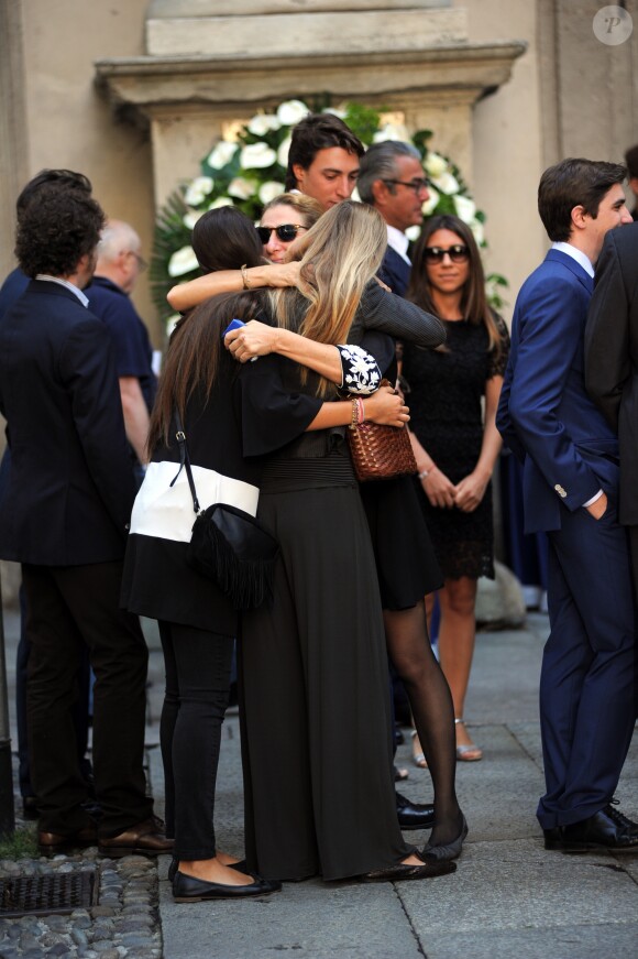Maria Diamante Marzotto soutenue par des proches aux obsèques de sa mère Marta Marzotto en l'église Sant'Angelo à Milan le 1er août 2016