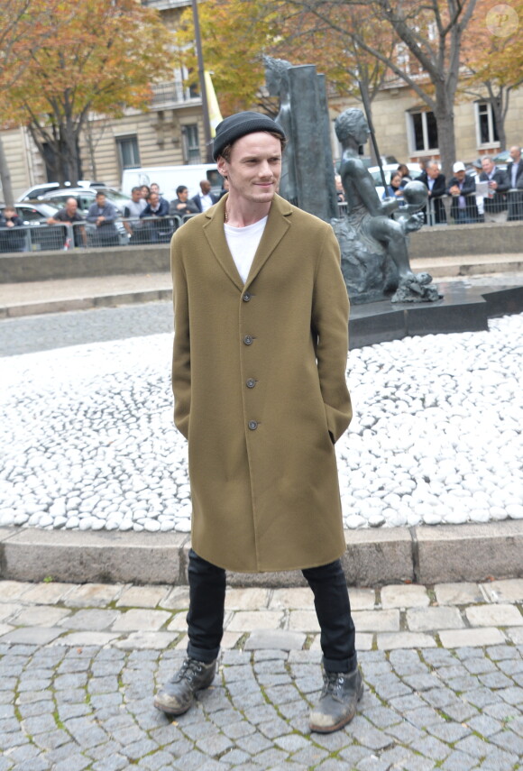 Anton Yelchin - Arrivées au défilé de mode "Miu Miu", collection prêt-à-porter printemps-été 2016, au Palais d'Iéna à Paris. Le 7 Octobre 2015