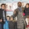 Lucien Jean-Baptiste et ses enfants à Paris le 24 novembre 2013.