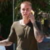 Justin Bieber au téléphone dans les rues de West Hollywood, le 26 juillet 2016.