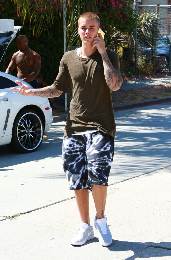 Justin Bieber au téléphone dans les rues de West Hollywood, le 26 juillet 2016.